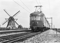 150905 Afbeelding van twee electrische treinstellen mat. 1946 van de N.S. ter hoogte van Hazerswoude, met links de ...